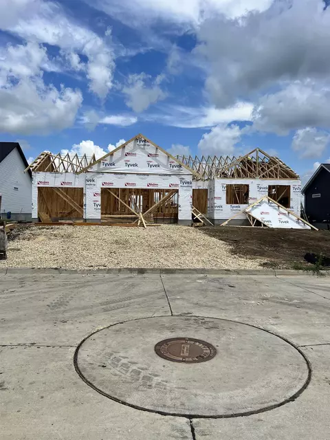 2715 Maple Grove Dr, Cedar Falls, IA 50613