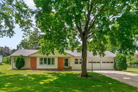 3213 Scenic Dr, Cedar Falls, IA 50613