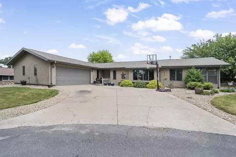 204 Oak Park Cir, Parkersburg, IA 50665