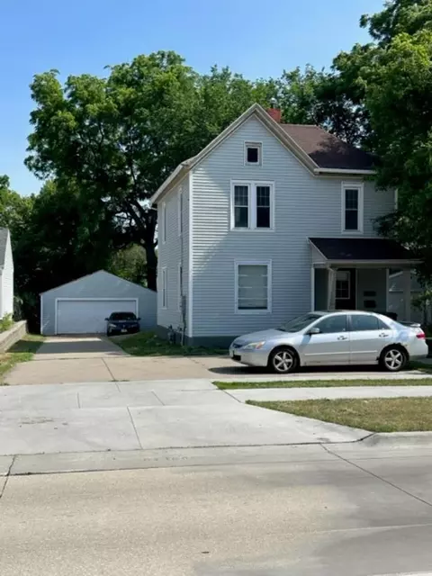 1123 W 1st St, Cedar Falls, IA 50613