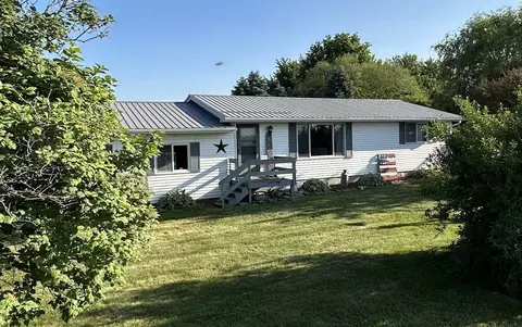 1513 Elon Dr, Waterville, IA 52170