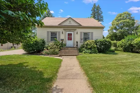 1933 Tremont St, Cedar Falls, IA 50613