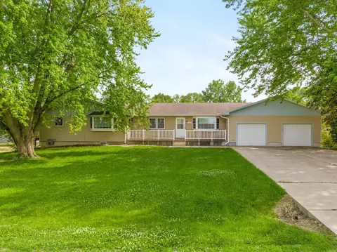 4318-4320 Cherrywood Dr, Cedar Falls, IA 50613