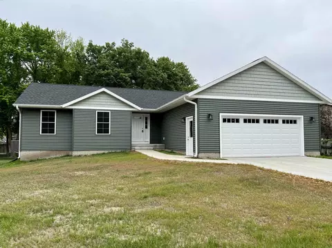 910 SW 9th St, Independence, IA 50644