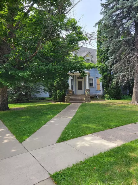 302 W 3rd Ave, Cresco, IA 52136