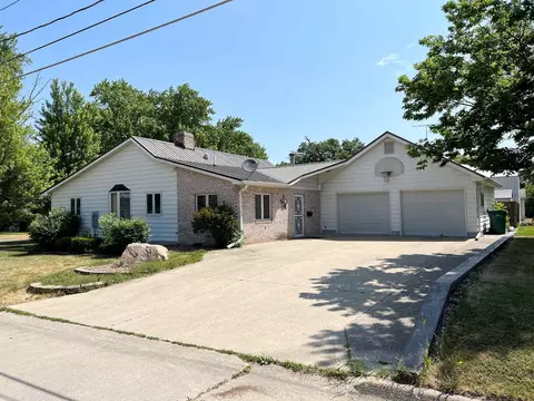 806 9th Ave S W, Independence, IA 50644