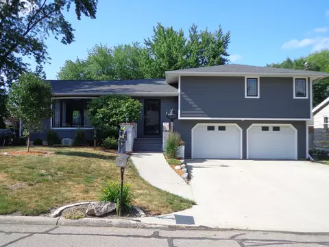 818 NW 7th St, Independence, IA 50644