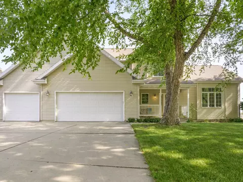 3115 Pheasant Dr, Cedar Falls, IA 50613