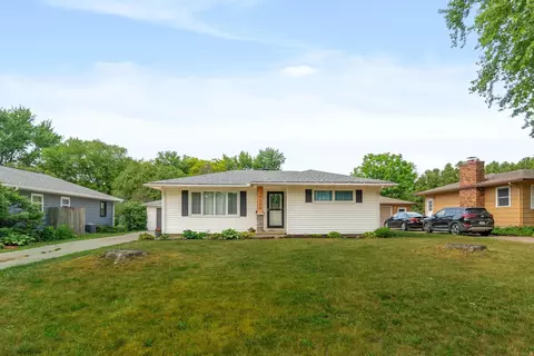 1006 Royal Dr, Cedar Falls, IA 50613