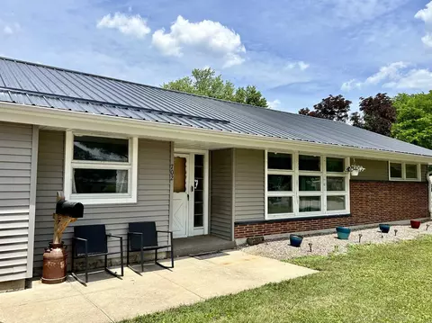 702 Iowa Ave, Decorah, IA 52101