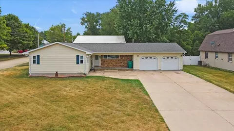 821 SE 8th St, Independence, IA 50644