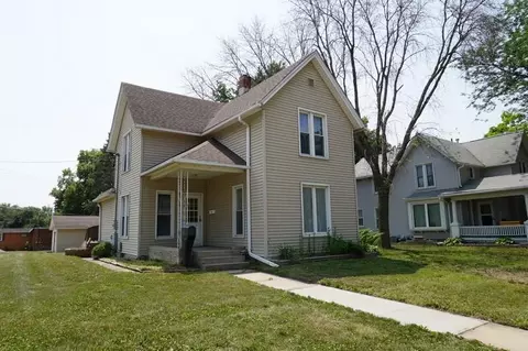 1106 Clark St, Charles City, IA 50616