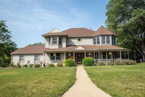 1202 Bridle Spur Ct, Waverly, IA 50677