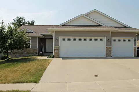 1522 Algonquin Dr, Cedar Falls, IA 50613