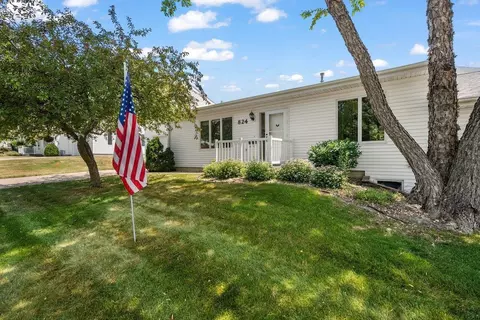 824 6th St NW, Waverly, IA 50677