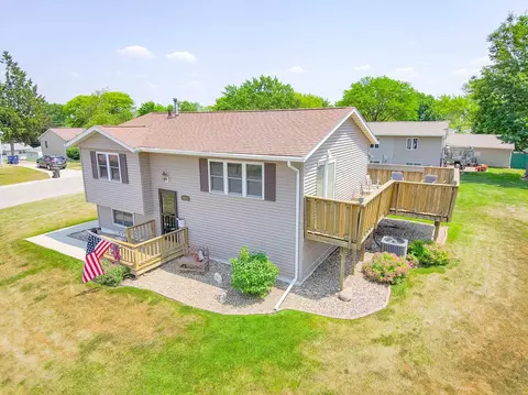1928 Carriage Hill Dr, Waterloo, IA 50702