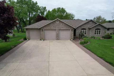 102 Jayne Dr, Monticello, IA 52310
