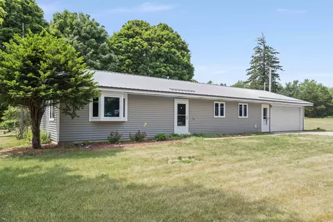 352 N Washington Ave, Fredericksburg, IA 50630