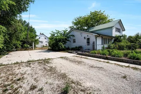 5029 E Donald St, Waterloo, IA 50703