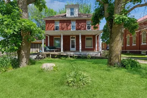 215 N 3rd St, Coggon, IA 52218