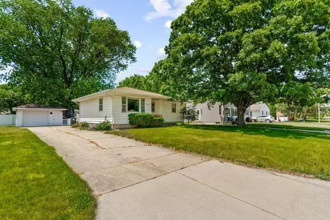 2215 Fairview Dr, Cedar Falls, IA 50613