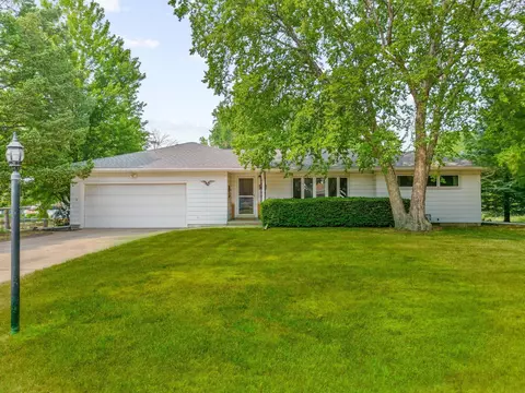 1724 Primrose Dr, Cedar Falls, IA 50613