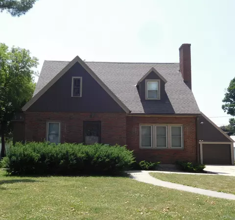 121 E 6th Ave, Cresco, IA 52136
