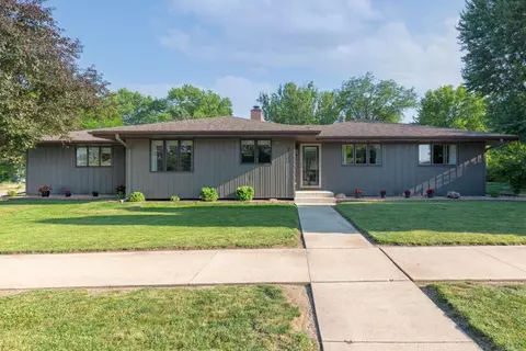 2122 Crescent Dr, Cedar Falls, IA 50613
