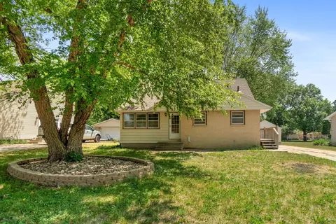3504 Clearview Dr, Cedar Falls, IA 50613