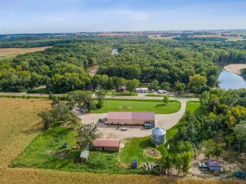 3137 Coggon Rd, Coggon, IA 52218