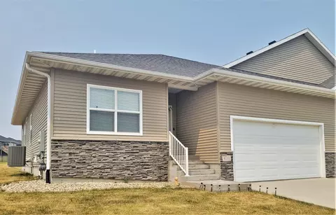 4711 Ironwood Dr, Cedar Falls, IA 50613