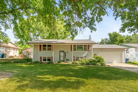 2128 Cardinal Dr, Waterloo, IA 50701