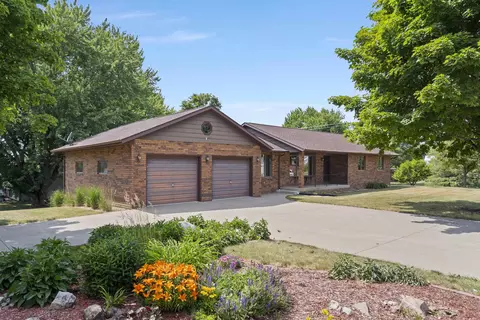 354 S 1st St, Winthrop, IA 50682