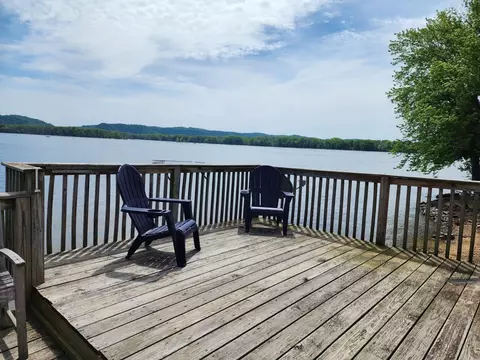 532 Cottage Rd, Harpers Ferry, IA 52146