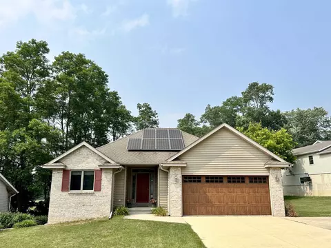 1686 Viking Hills Rd, Decorah, IA 52101