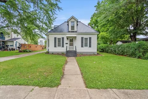 410 SW 7th St, Independence, IA 50644