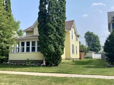 703 Winneshiek Ave, Decorah, IA 52101