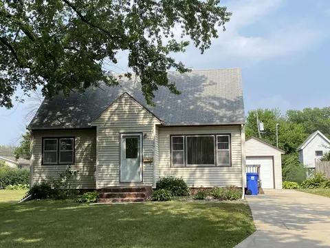 1106 Cedar St, Charles City, IA 50616