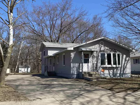 207 Hart St, Charles City, IA 50616
