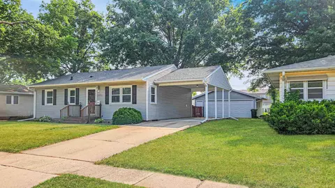 2504 Valley Park Dr, Cedar Falls, IA 50613