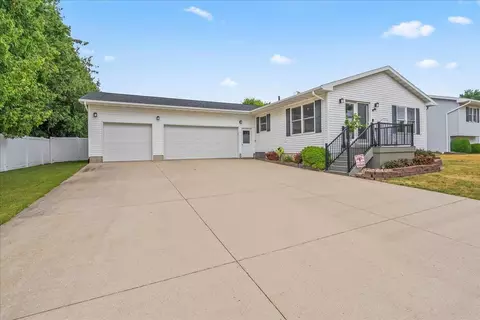 1334 10th St, Jesup, IA 50648