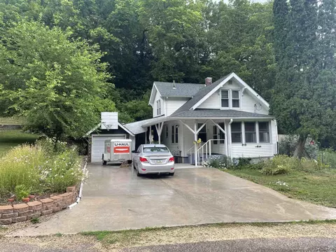 215 W Spring St, Mcgregor, IA 52157