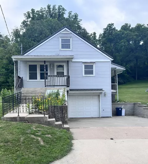 719 Davidson St, Elkader, IA 52043