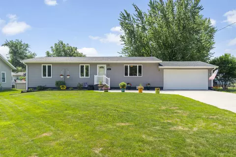 811 NE 6th St, Independence, IA 50644