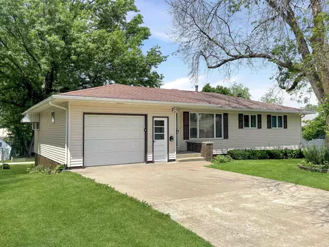 802 6th St, Traer, IA 50675