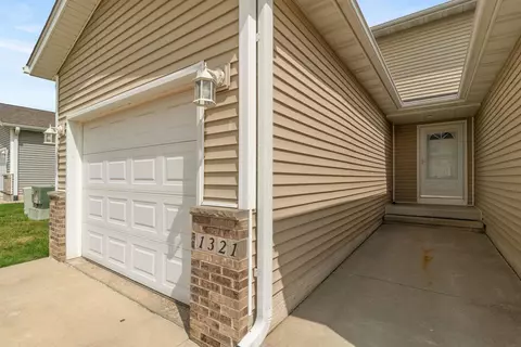 1321 Creekside Ct, Waterloo, IA 50702