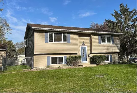 1912 Carriage Hill Dr, Waterloo, IA 50701
