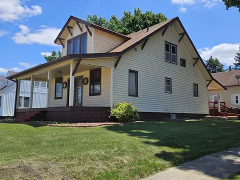 704 E Charles, Oelwein, IA 50662