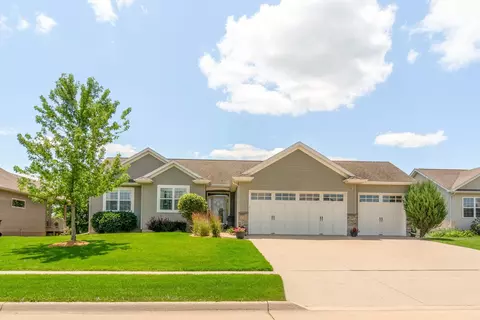 2720 Quail Hollow Ln, Cedar Falls, IA 50613