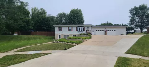 130 Sabrina Cir, Waterloo, IA 50703